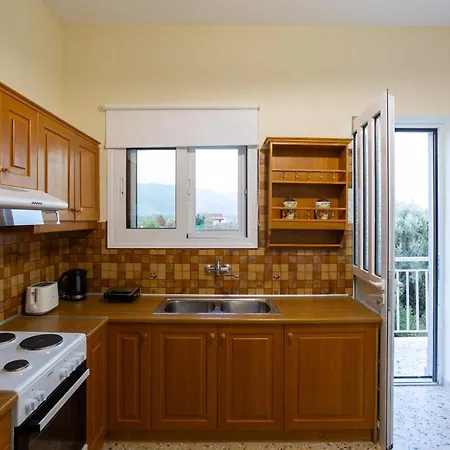 Stathmos Home, Rustic Charm W Views Apartman *