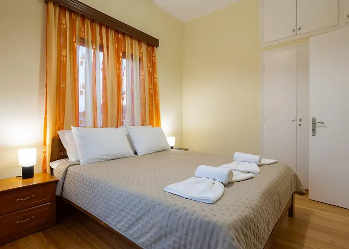 Stathmos Home, Rustic Charm W Views Appartement